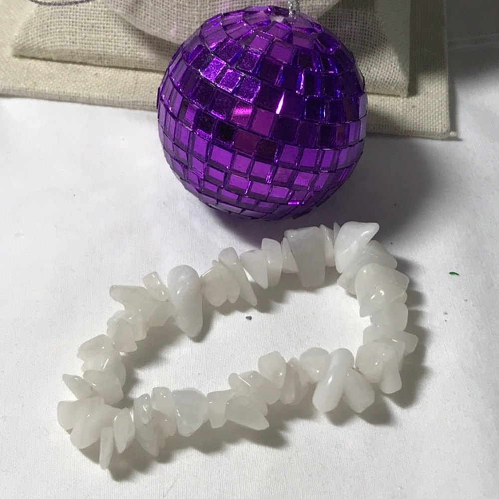 White quartz chip gemstone stretch bracelet